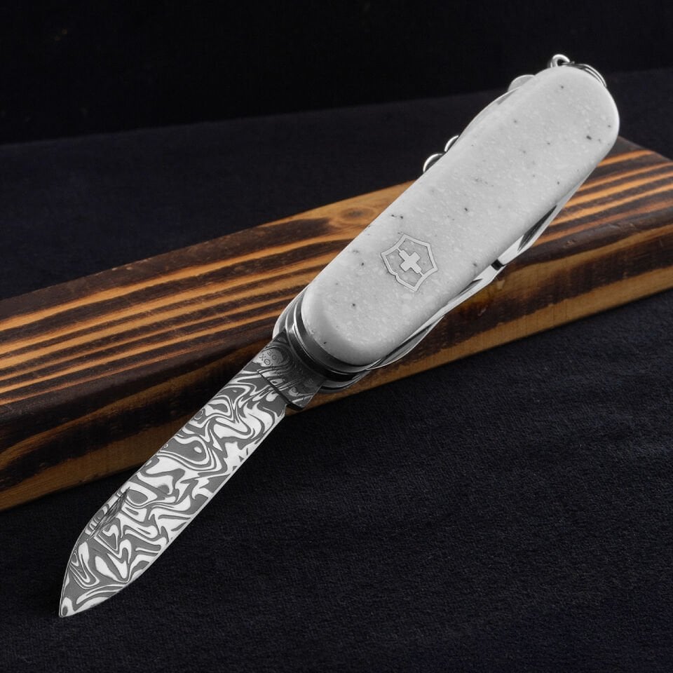 Victorinox Companion Damast 2025 Limited Edition (VT 1.3901.J25) – Serili, Damasteel® Bıçak & Mat Beyaz Corian®